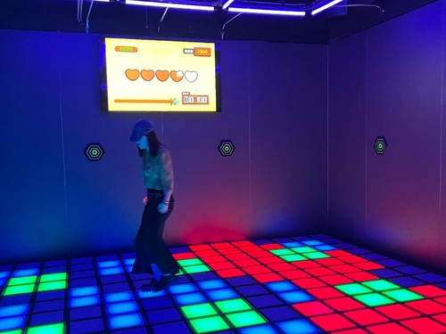Ultime notizie aziendali su Questo gioco interattivo di pavimenti a LED ti farà abbracciare la tempesta del blocco, non riuscirai a fermarti!