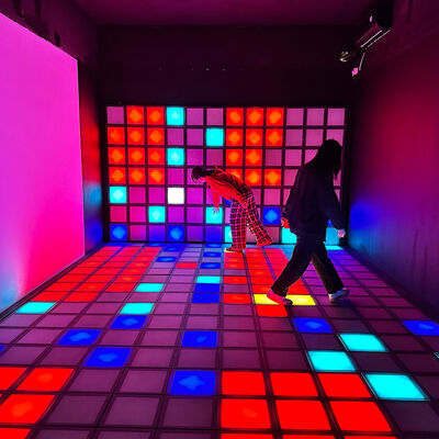 Pavimento LED interattivo con piastrelle RGB da 30x30 cm e 1000 livelli per giochi e intrattenimento