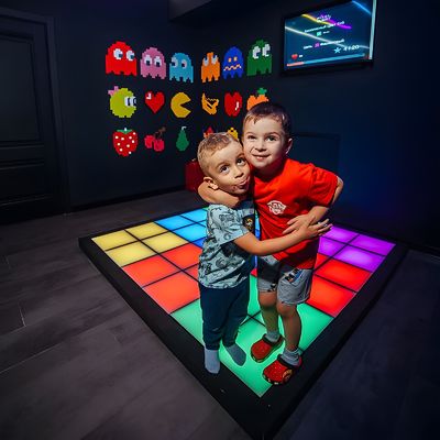 Buon prezzo Interattive piastrelle di pavimento LED Griglia di salto Interattivo Gioco per l'intrattenimento in linea