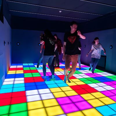 Buon prezzo Parco di divertimenti Proiezione interattiva Pavimento di saltamontana Giochi attivati Pavimento a griglia in linea