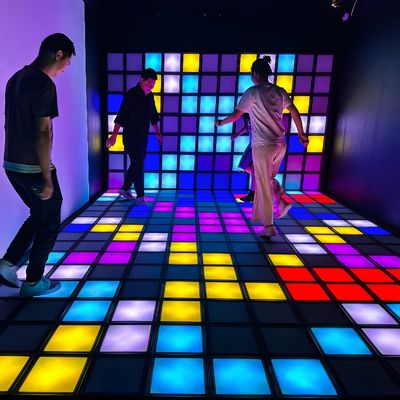 Buon prezzo Interattivo gioco a griglia a LED Arena per bambini sul pavimento di metallo nel parco del trampolino Playhouse in linea