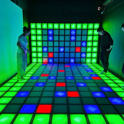Buon prezzo Attivare Interattivo LED Gioco di Pavimento Interattivo di Illuminazione Gioco Griglia Salto Pavimento Attivo LED Piastrelle Pavimento da ballo in linea