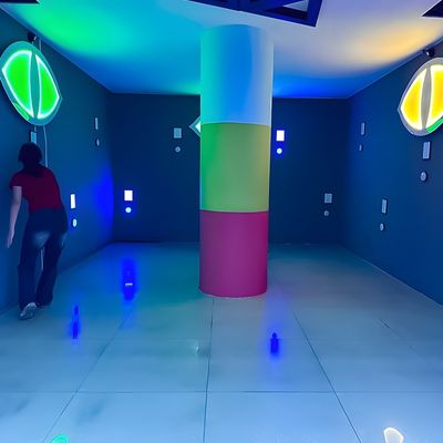 Buon prezzo Spaventosa stanza di fuga interattiva luce nascondere il muro squadra di gioco cooperare per bambini adulti in linea