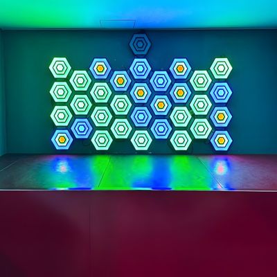 Buon prezzo Nuova sala giochi attiva LED sensore indotto luce interattiva esagonale attivare giochi Arena in linea