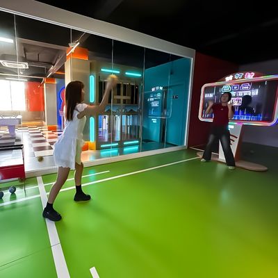 Buon prezzo Molte persone giocano l' una contro l' altra gioco di team building vs gioco di colpire obiettivi in linea