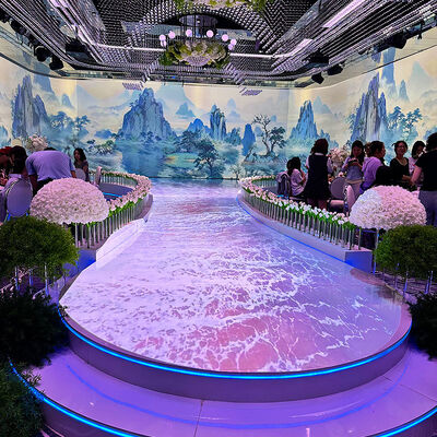 Buon prezzo Sistema di proiezione immersiva con luminosità di 5200 lumen, risoluzione 1920*1200 e 1-20 canali per proiezione interattiva su parete e pavimento in linea