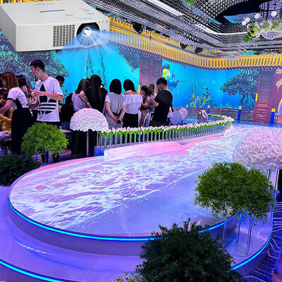 Buon prezzo Sistema di proiezione interattiva con luminosità di 5200 lumen, risoluzione 1920*1200 e 1-20 canali per proiezione immersiva su pareti e pavimenti in linea