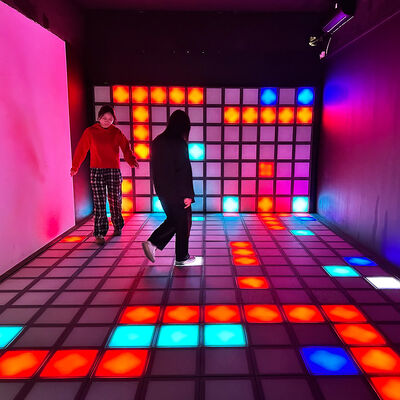 Buon prezzo Pavimento LED interattivo con piastrelle RGB da 30x30 cm e modalità di gioco multiplayer per il divertimento in linea