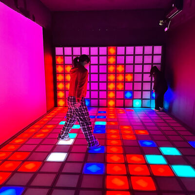 Qualità Pavimento LED interattivo a colori RGB 30x30 cm con oltre 1000 livelli per sale giochi e piste da ballo fabbrica
