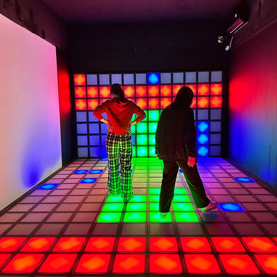 Buon prezzo Terrazza da ballo LED interattiva con piastrelle da 30x30 cm, colore RGB e 1000+ livelli di gioco per bambini e adulti in linea