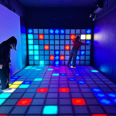 Buon prezzo 2026 Nuovo pavimento LED interattivo RGB da 30x30 cm con Multiplayer Jump Challenge per uso commerciale in linea