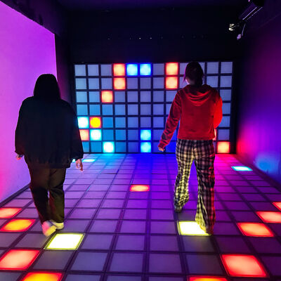 Buon prezzo 30x30cm RGB Interattivo LED Pavimento Gaming Light Tiles per Multiplayer Super Grid Game in linea