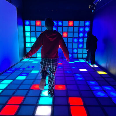 Qualità Pavimento LED interattivo RGB da 30x30 cm con 1000 livelli per bambini e divertimento fabbrica