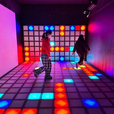 Qualità Piastrelle a LED interattive RGB da 30x30 cm con modalità di gioco multiplayer per sport interni e parchi divertimenti fabbrica