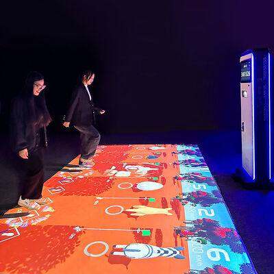 Buon prezzo SAIO Next-Gen 5000 Lumens Interactive Floor Projector con oltre 40 giochi e mobilità plug-and-play in linea