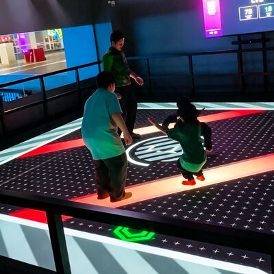 Buon prezzo Console di movimento Aurora con schermi grandi da 5m*5m da 50/55 pollici e 6m*6m/7m*7m da 86 pollici e 8 giochi popolari in linea