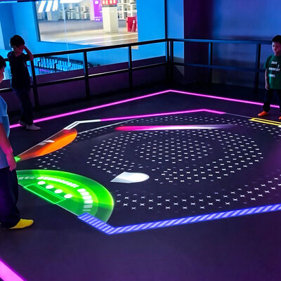 Buon prezzo Aurora Motion con effetti visivi dinamici, 6m*6m/7m*7m Large Screen e 8 giochi popolari per i parchi VR in linea