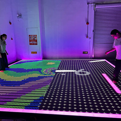 Qualità Aurora Motion Interactive LED Floor Game con 8 giochi, da 5m*5m a 7m*7m Configurazioni per battaglie di squadra multiplayer Fabbrica