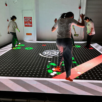 Qualità Aurora Motion Interactive LED Gaming Floor con 8 sfide e 5m*5m Large Screen per modalità di gioco multiplayer Fabbrica