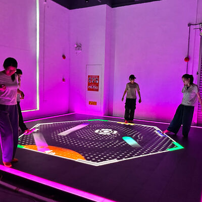 Qualità Aurora Motion Interactive LED Floor Game con console touch da 21 pollici e grande schermo da 86 pollici con 6 giochi selezionabili Fabbrica