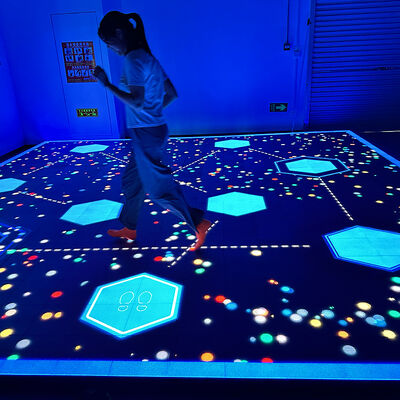 Qualità Gioco Interattivo a Pavimento a LED con Schermo Grande da 86 pollici e 6 Giochi Popolari per Locali Commerciali ad Alta Capacità Fabbrica