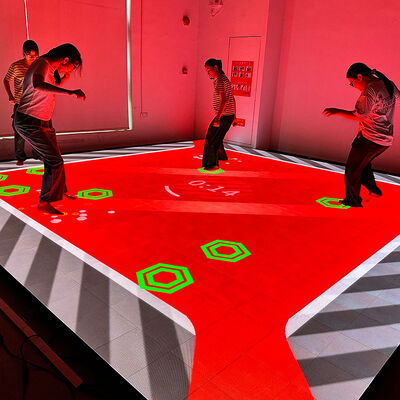 Qualità Aurora Motion Interactive LED Floor Game con display da 75 pollici e 6 giochi selezionabili per Multiplayer Team Battle Fabbrica