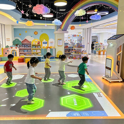 Qualità Proiettore interattivo da pavimento mobile da 4100 lumen con giochi di puzzle educativi e ruote piroettanti per parchi di divertimento commerciali interni Fabbrica