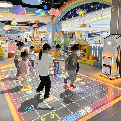 Qualità 4100 Lumens Radar Sensing Interactive Floor Projector con ruote a lancia Fabbrica