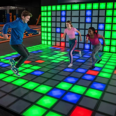 Qualità 280+ Livelli di gioco interattivi Colore RGB Pavimento LED interattivo con garanzia di 2 anni Pavimento di gioco a griglia LED per centro commerciale Fabbrica