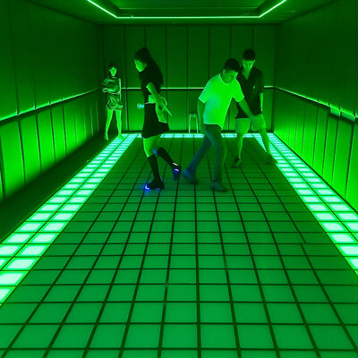 Qualità Sistema di gioco LED interattivo con 280+ livelli di gioco e piastrelle modulari da 100 a 900 per il pavimento LED attivo a colori RGB Fabbrica
